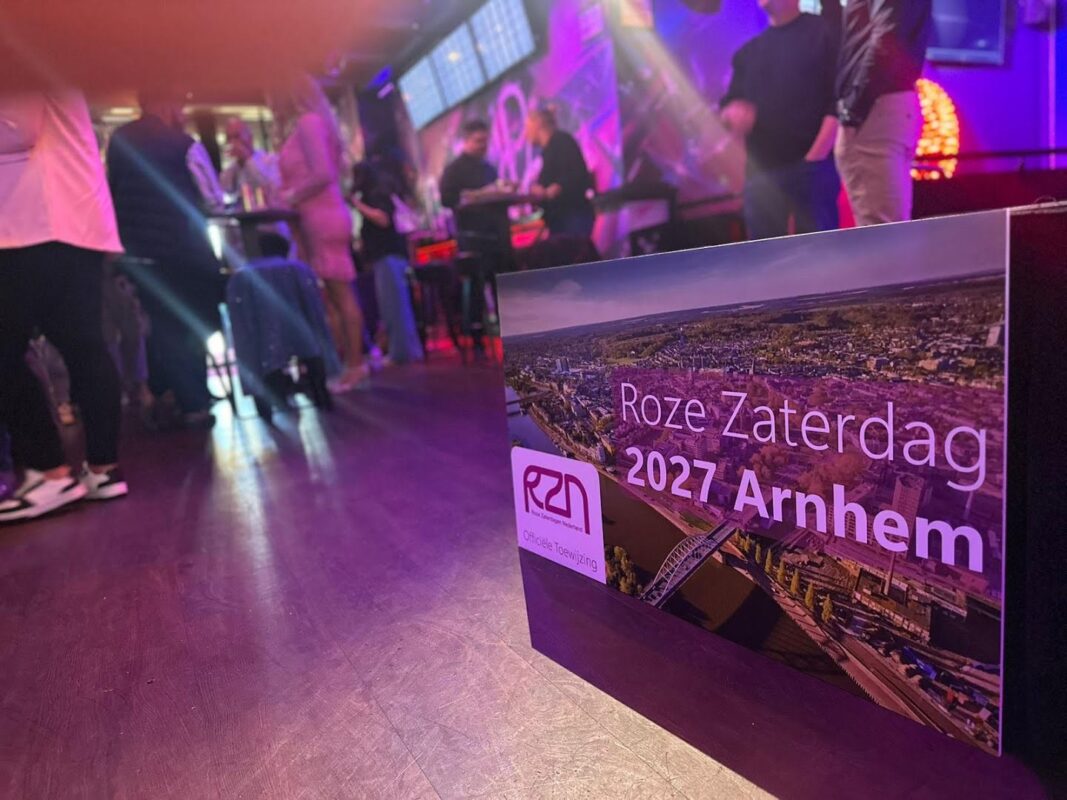 Sfeerbeeld van een bord waarop staat 'Roze zaterdag 2027 Arnhem'