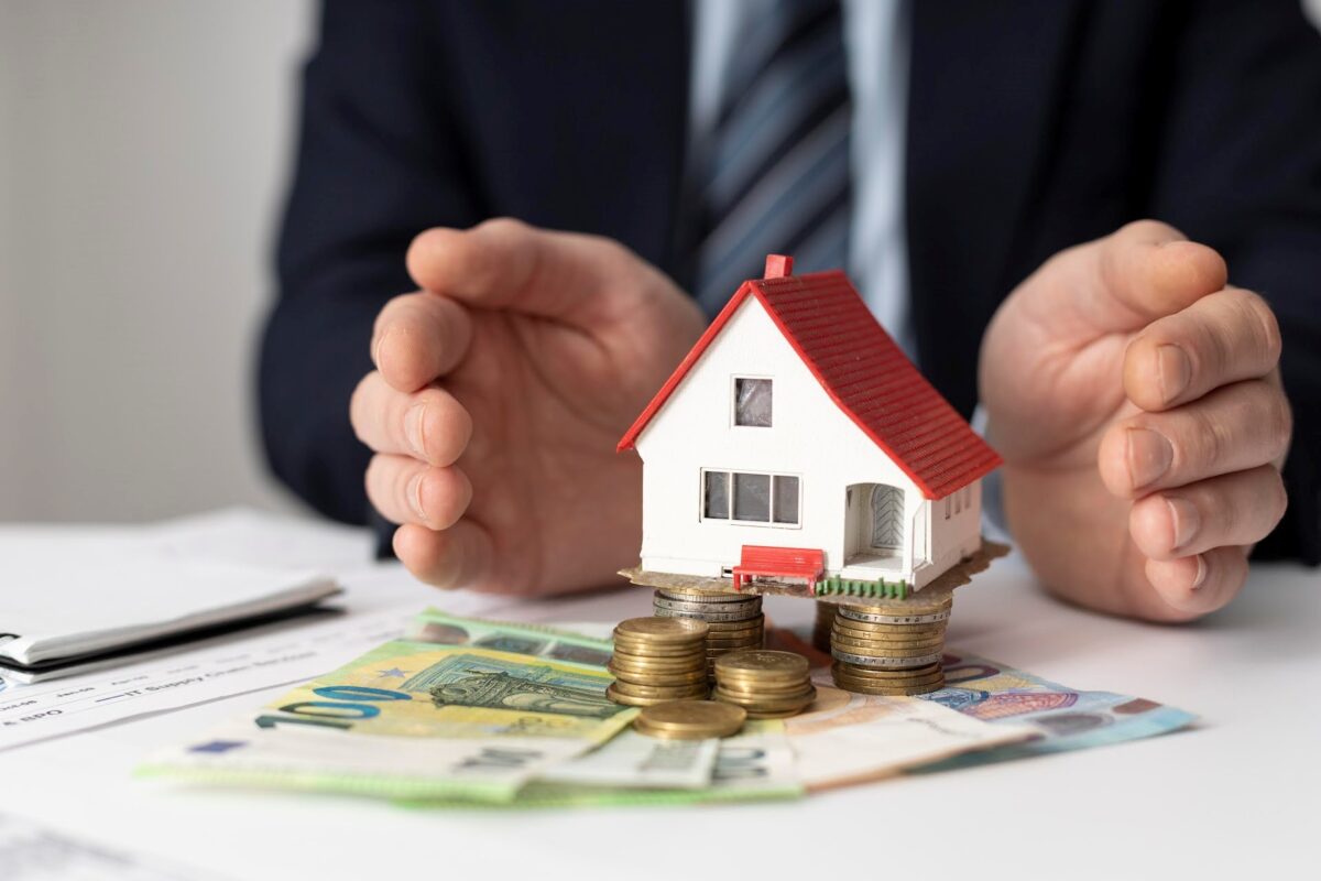 Huisje met geld als symbool voor de woz-waarde