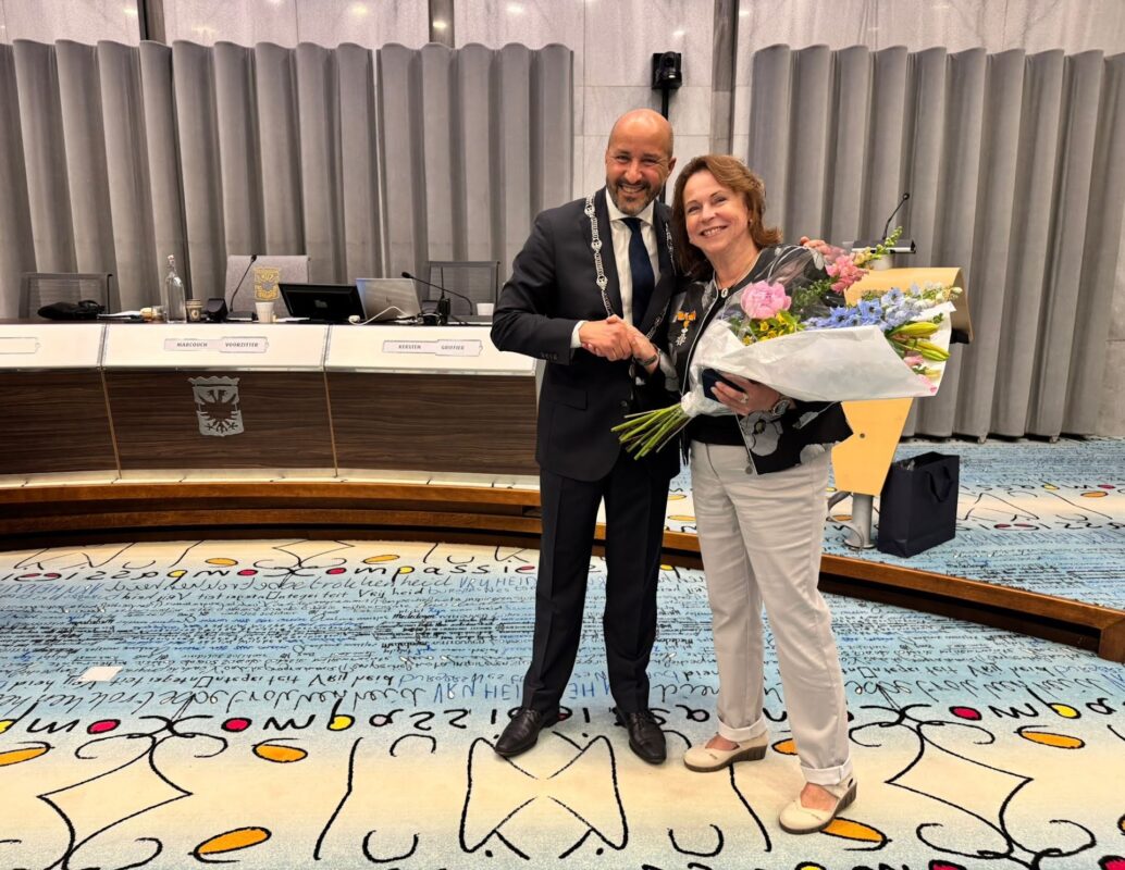 Burgemeester Marcouch met raadslid Lea Manders in de Raadzaal