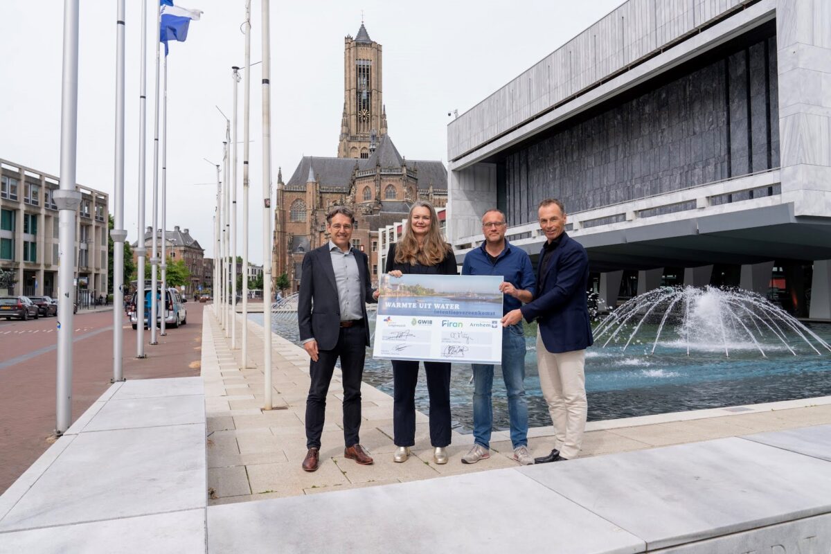 Ondertekening van de intentieovereenkomst Warmte uit Water door (van links naar rechts) Guido Frenken (directeur Firan) Cathelijne Bouwkamp (wethouder Arnhem), Maarten van den Bos (wethouder Lingewaard) en Detlef Meijer (directeur GWIB).