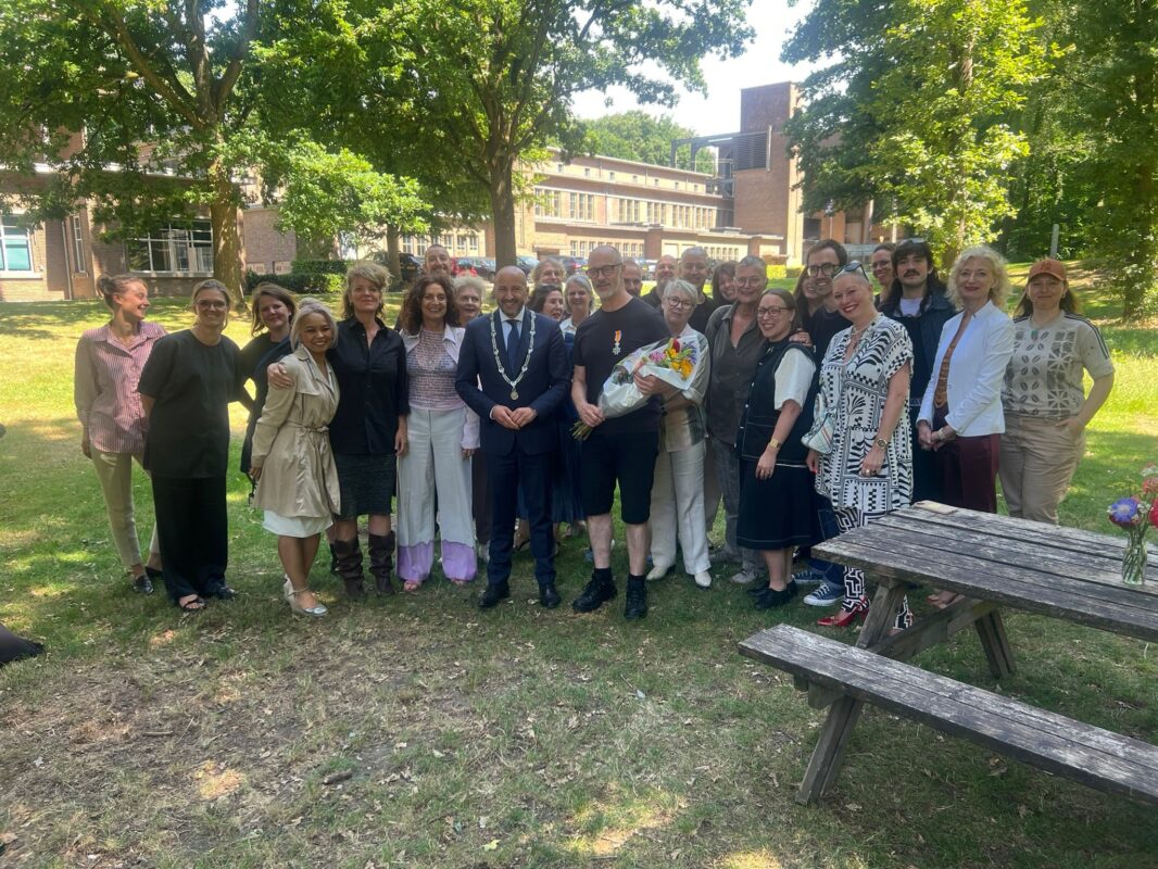 Matthijs Boelee ontving vrijdag 4 juli een koninklijke onderscheiding uit handen van burgemeester Ahmed Marcouch tijdens zijn afscheid als hoofd van de afdeling Fashion Design van ArtEZ.