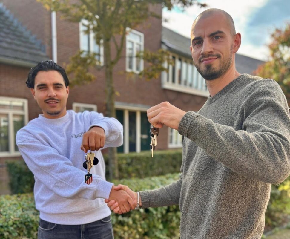 2 inwoners van Arnhem laten de sleutels van hun nieuwe woning zien